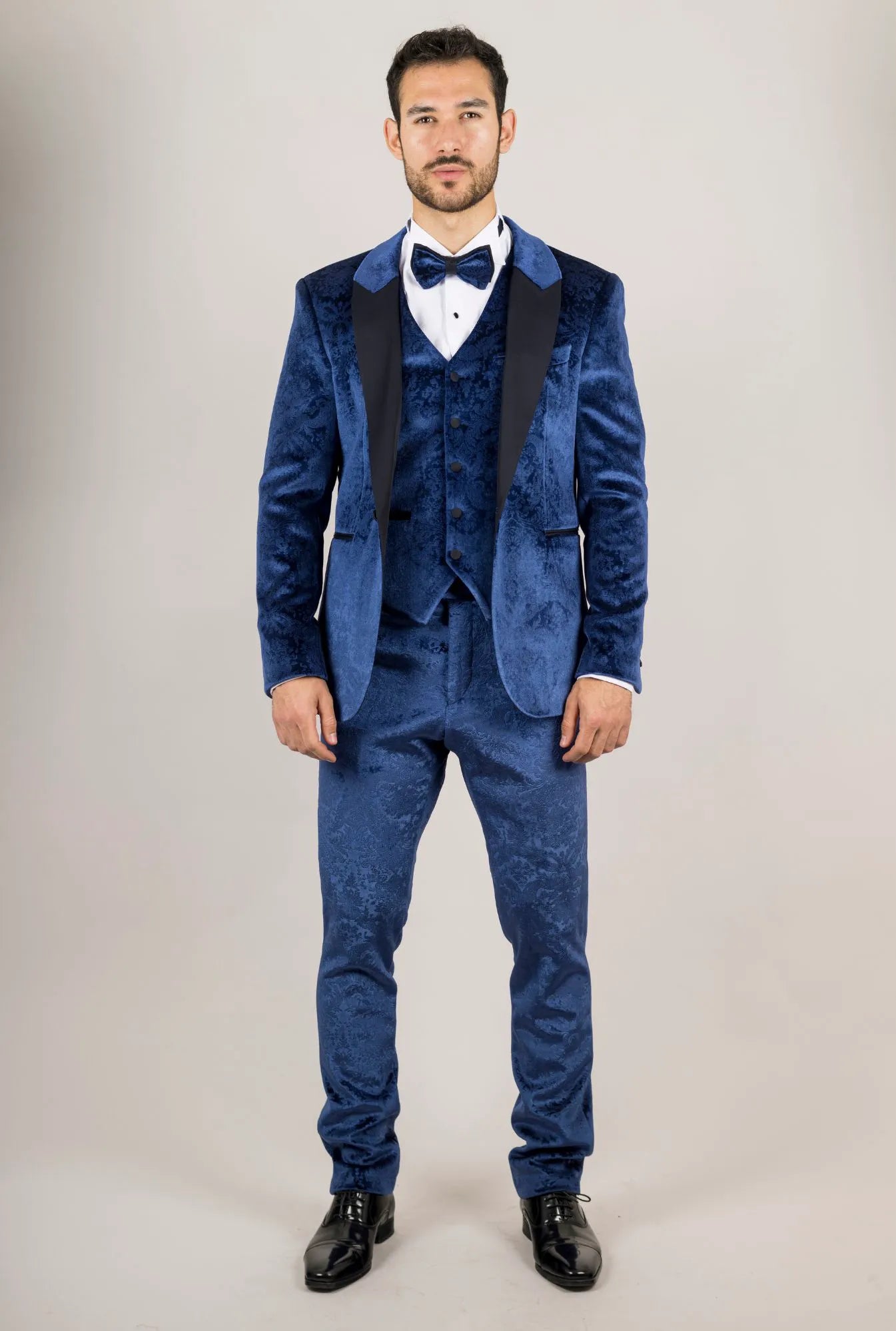 Traje de boda de tres piezas para hombre AK-27, de terciopelo azul con solapas de satén negro.