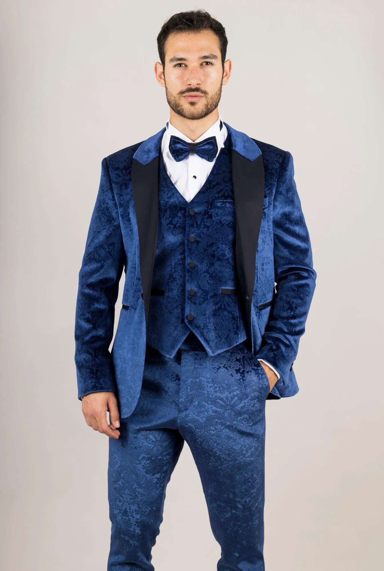 Traje de boda de tres piezas para hombre AK-27, de terciopelo azul con solapas de satén negro.