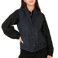 Traje azul de mujer con chaleco de tweed a cuadros.