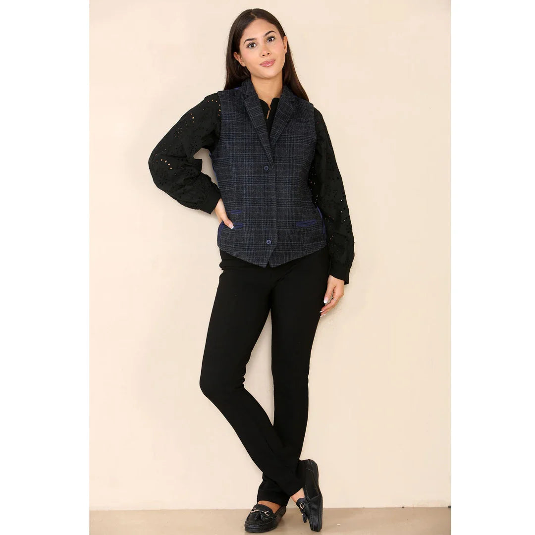 Traje azul de mujer con chaleco de tweed a cuadros.