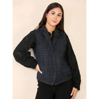 Traje azul de mujer con chaleco de tweed a cuadros.