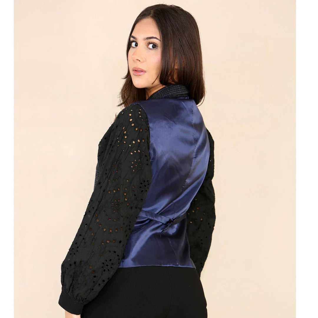 Traje azul de mujer con chaleco de tweed a cuadros.