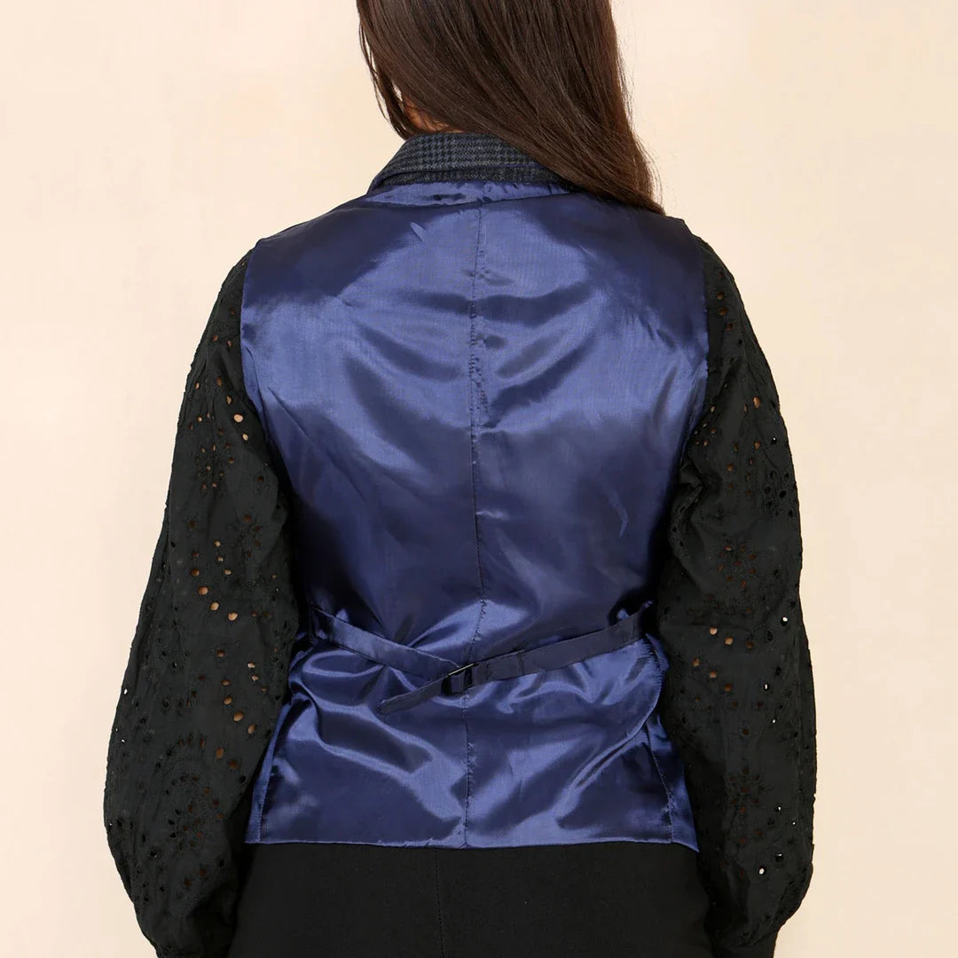 Traje azul de mujer con chaleco de tweed a cuadros.