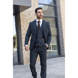 Traje de tres piezas de tweed azul marino a cuadros con estampado de espiga para hombre de Archer.