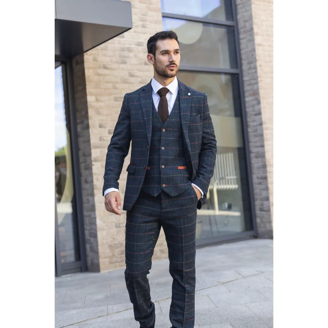 Traje de tres piezas de tweed azul marino a cuadros con estampado de espiga para hombre de Archer.