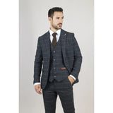 Traje de tres piezas de tweed azul marino a cuadros con estampado de espiga para hombre de Archer.