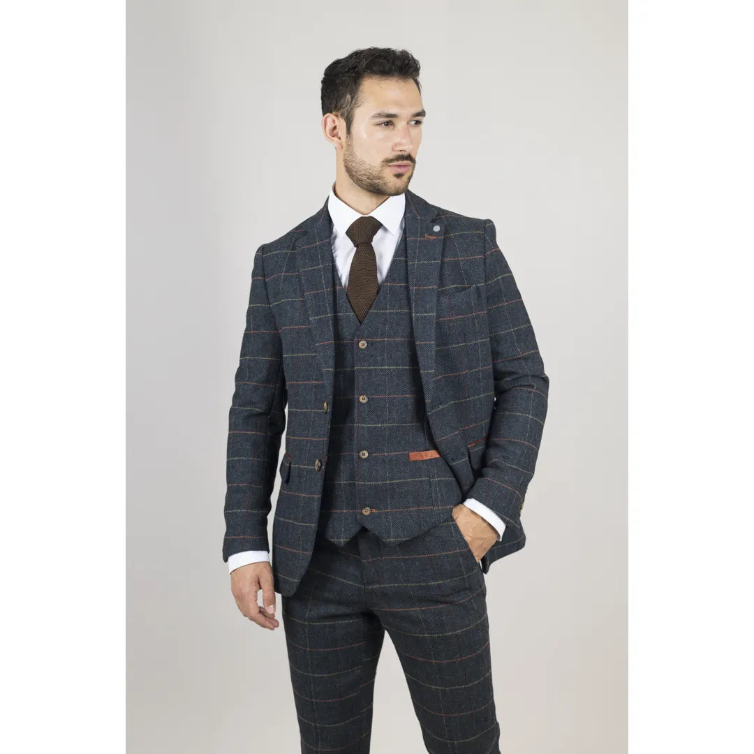 Traje de tres piezas de tweed azul marino a cuadros con estampado de espiga para hombre de Archer.