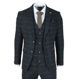 Traje de tres piezas de tweed azul marino a cuadros con estampado de espiga para hombre de Archer.