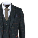 Traje de tres piezas de tweed azul marino a cuadros con estampado de espiga para hombre de Archer.