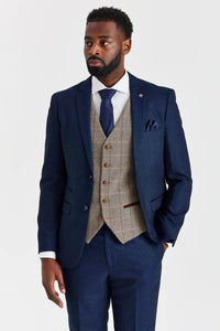 Traje azul marino Arthur con chaleco de tweed marrón de Harris en contraste.
