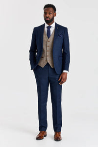 Traje azul marino Arthur con chaleco de tweed marrón de Harris en contraste.