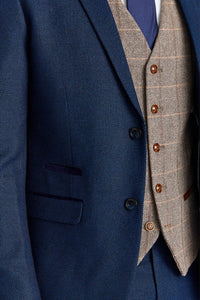 Traje azul marino Arthur con chaleco de tweed marrón de Harris en contraste.