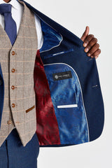 Traje azul marino Arthur con chaleco de tweed marrón de Harris en contraste.