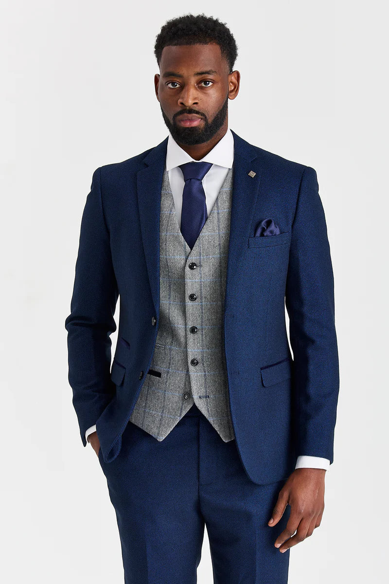 Traje azul marino Arthur con chaleco de tweed gris Harris en contraste.