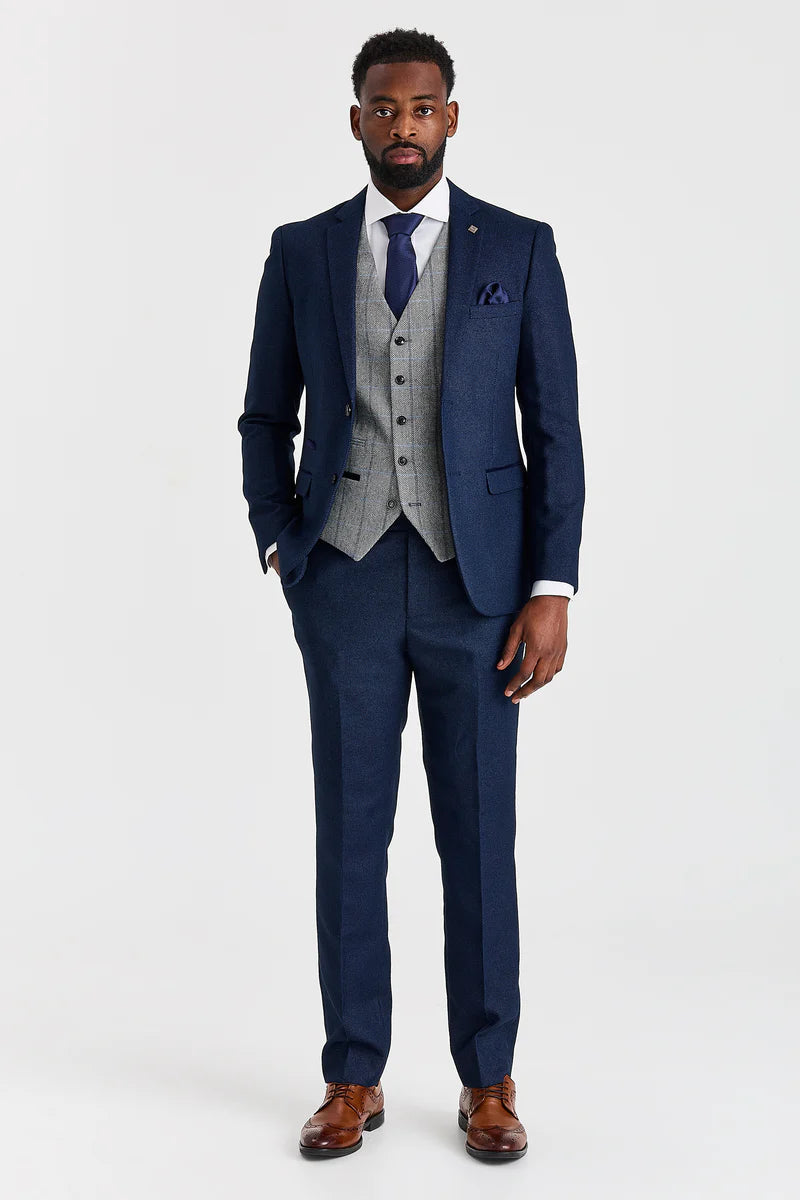 Traje azul marino Arthur con chaleco de tweed gris Harris en contraste.