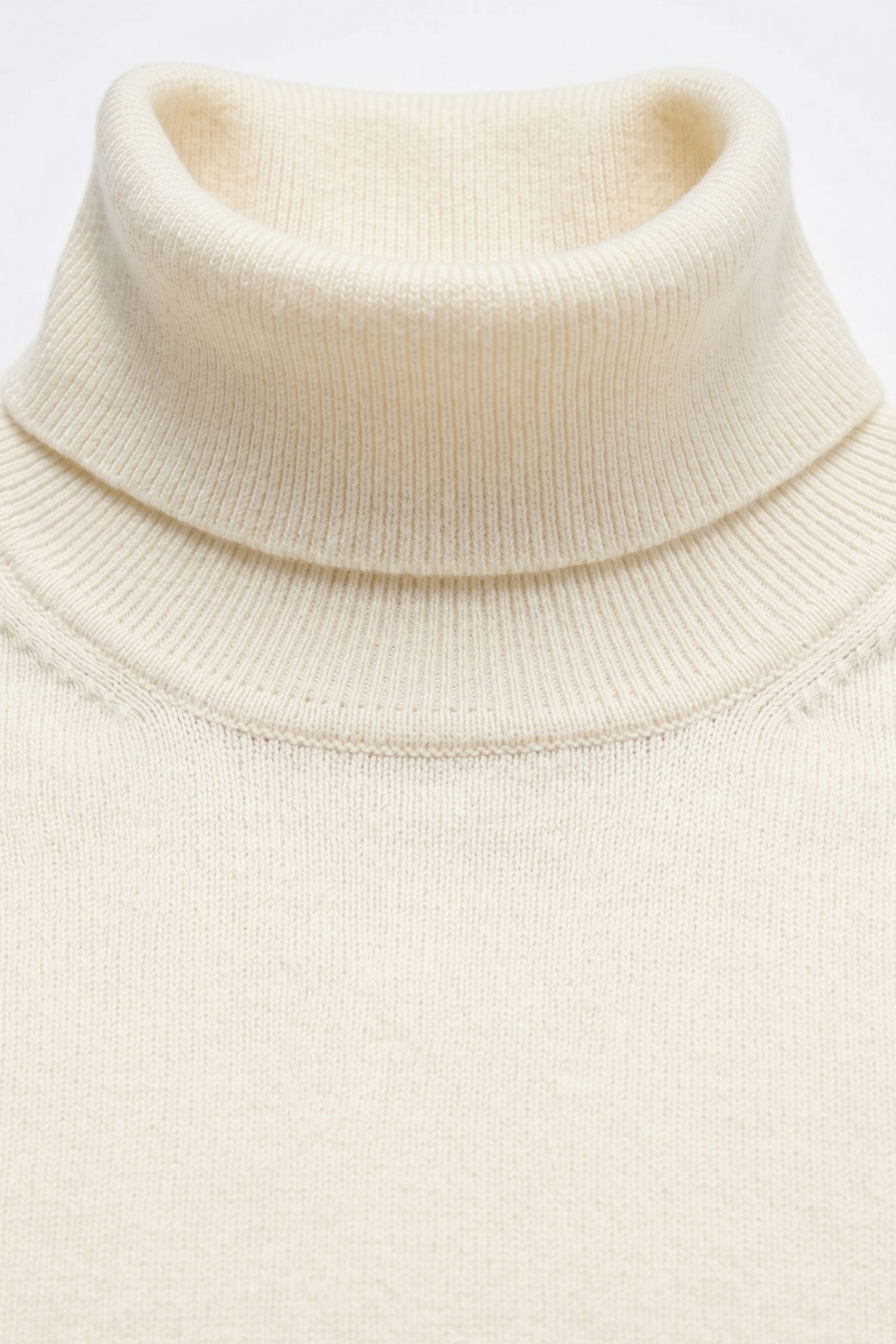 Jersey de cuello alto color crema para hombre, de suave mezcla de viscosa, manga larga, de punto.