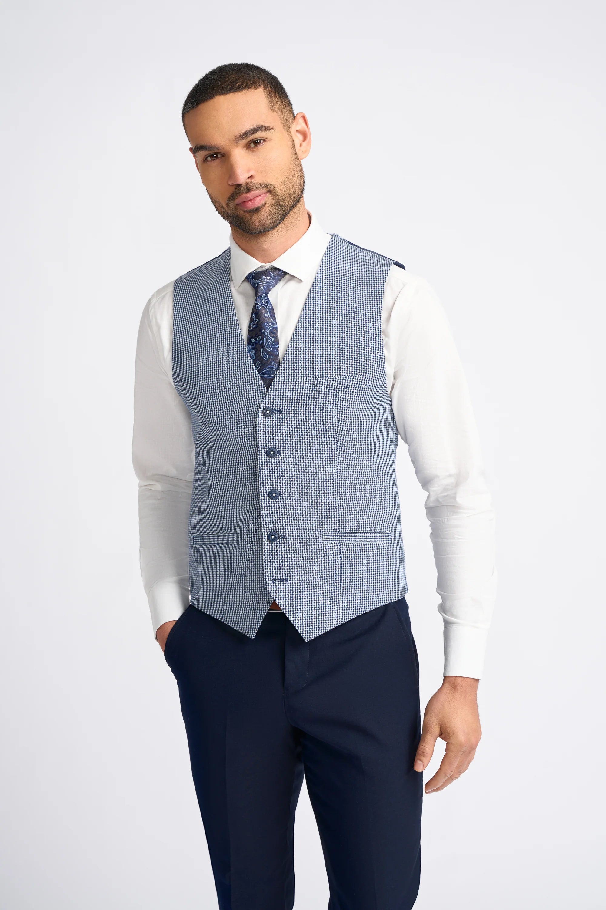 Traje de verano clásico de tres piezas para hombre de Baresi, en gris y azul marino con estampado a cuadros contrastantes.