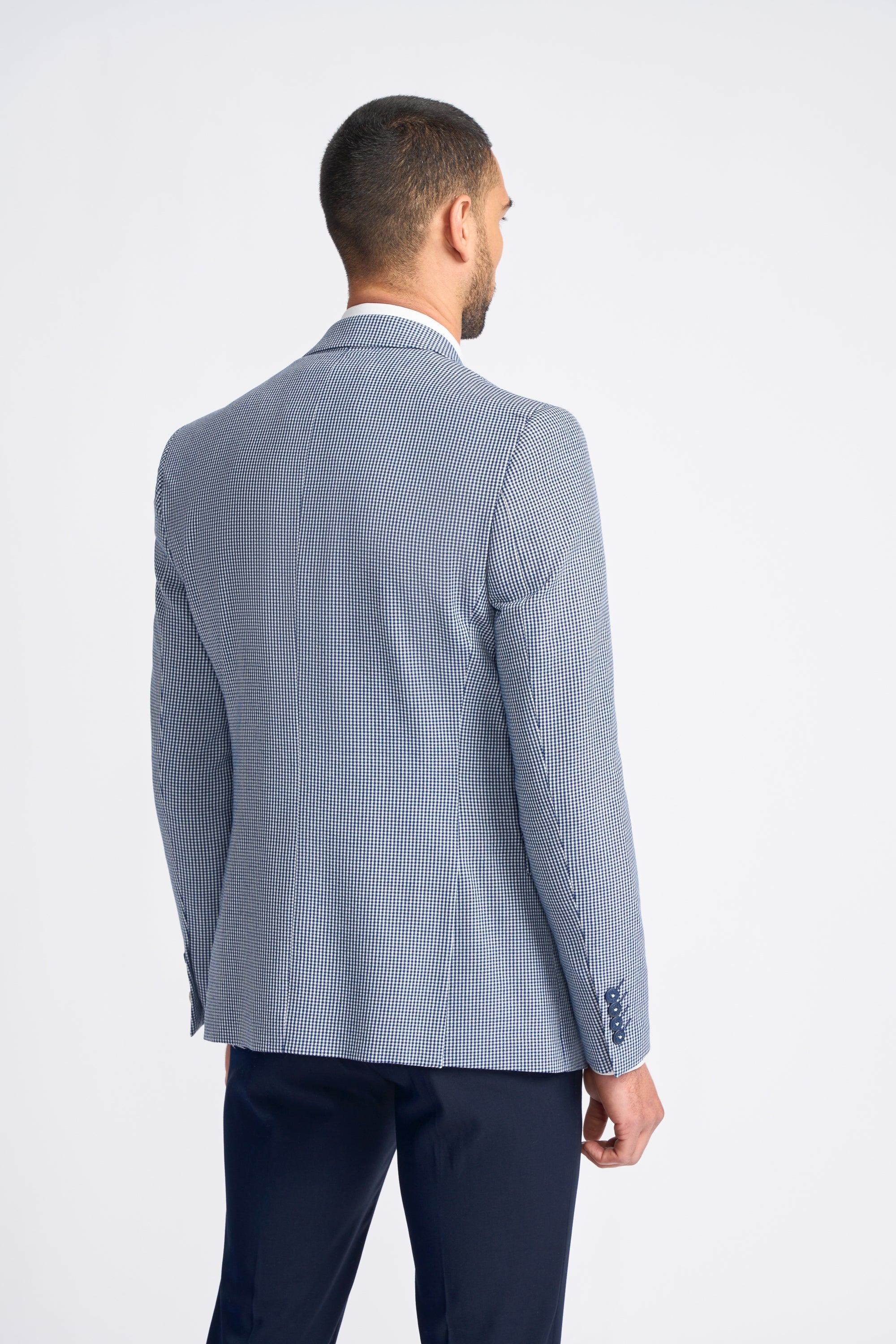 Traje de verano clásico de tres piezas para hombre de Baresi, en gris y azul marino con estampado a cuadros contrastantes.