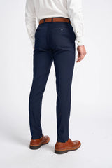 Traje de verano clásico de tres piezas para hombre de Baresi, en gris y azul marino con estampado a cuadros contrastantes.
