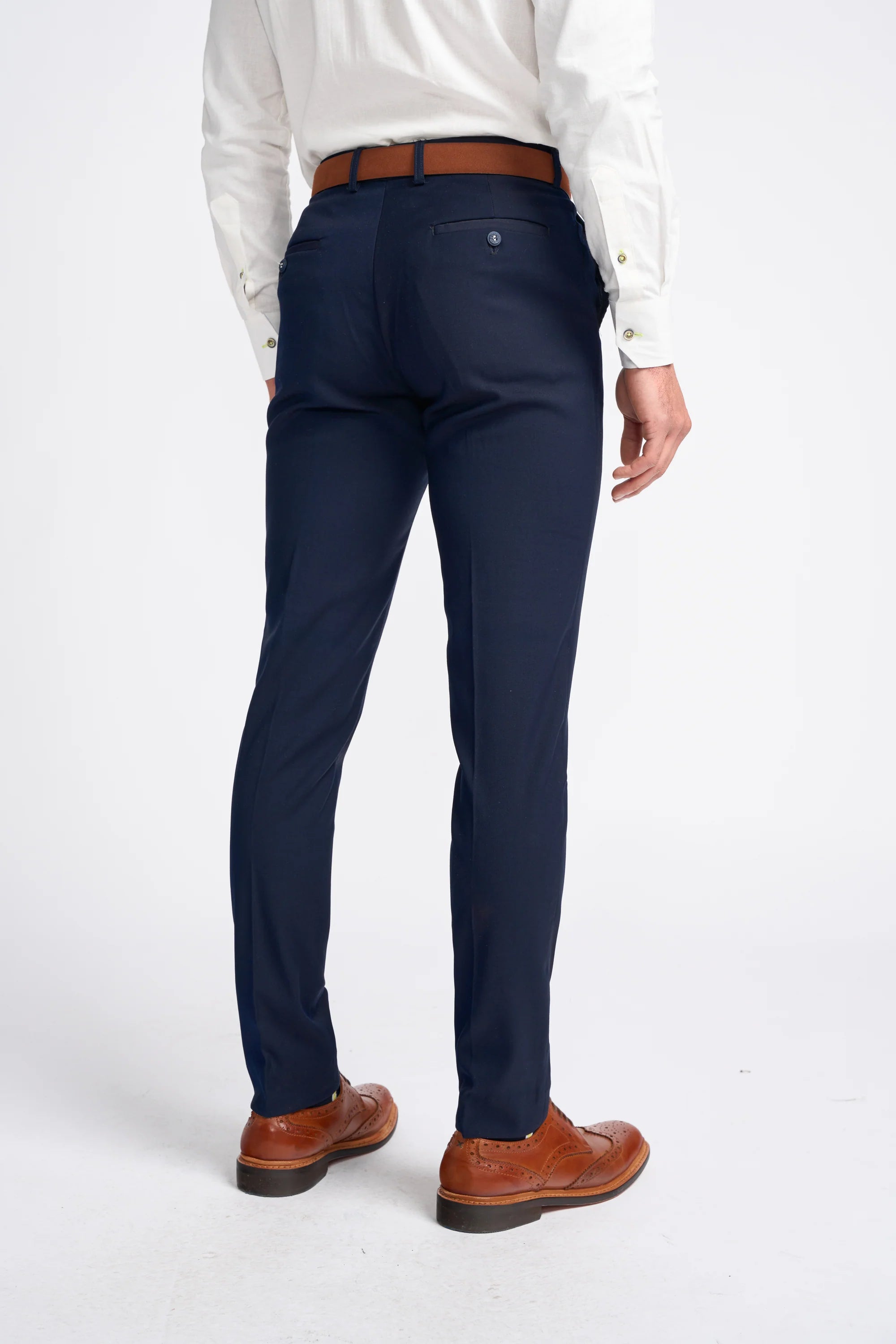 Traje de verano clásico de tres piezas para hombre de Baresi, en gris y azul marino con estampado a cuadros contrastantes.
