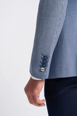 Traje de verano clásico de tres piezas para hombre de Baresi, en gris y azul marino con estampado a cuadros contrastantes.