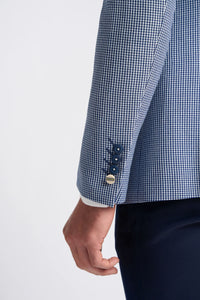Traje de verano clásico de tres piezas para hombre de Baresi, en gris y azul marino con estampado a cuadros contrastantes.