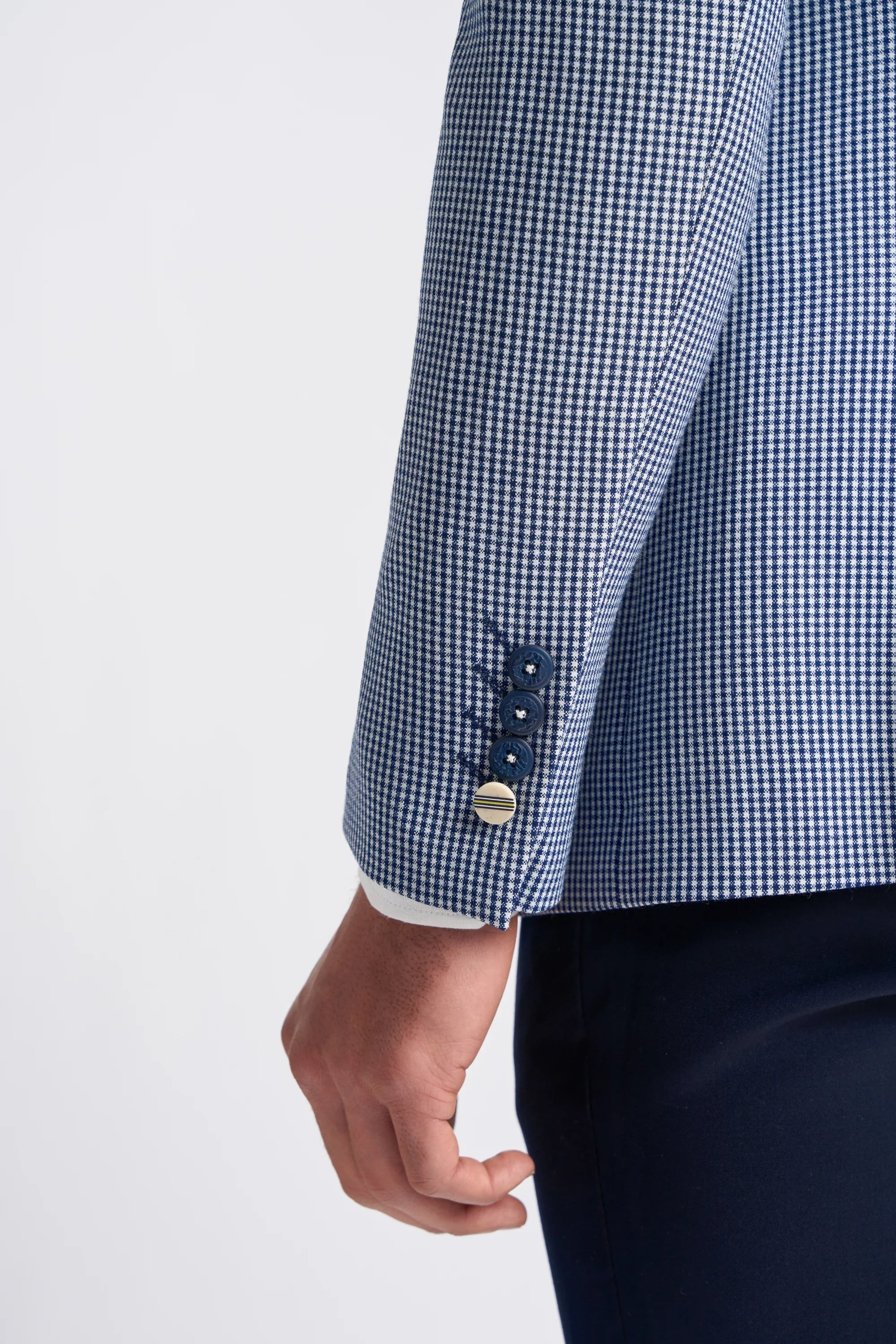 Traje de verano clásico de tres piezas para hombre de Baresi, en gris y azul marino con estampado a cuadros contrastantes.