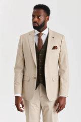 Traje Belmont color beige con chaleco de tweed verde Harris.