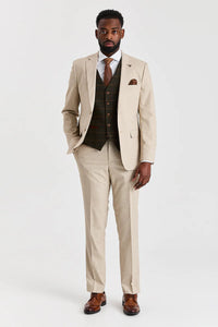 Traje Belmont color beige con chaleco de tweed verde Harris.