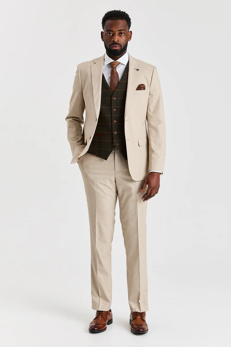 Traje Belmont color beige con chaleco de tweed verde Harris.