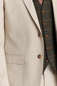 Traje Belmont color beige con chaleco de tweed verde Harris.