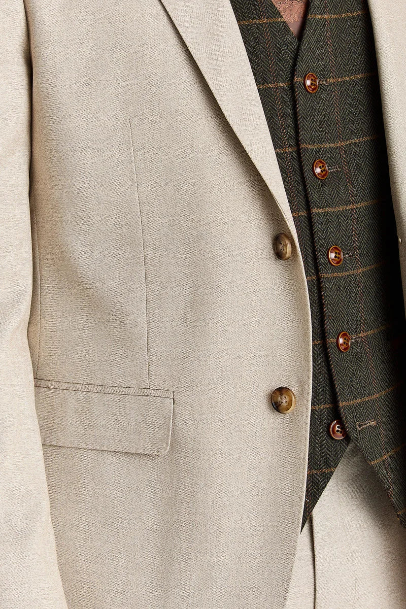 Traje Belmont color beige con chaleco de tweed verde Harris.