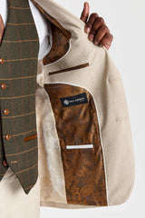 Traje Belmont color beige con chaleco de tweed verde Harris.
