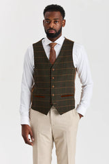 Traje Belmont color beige con chaleco de tweed verde Harris.