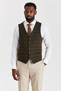 Traje Belmont color beige con chaleco de tweed verde Harris.