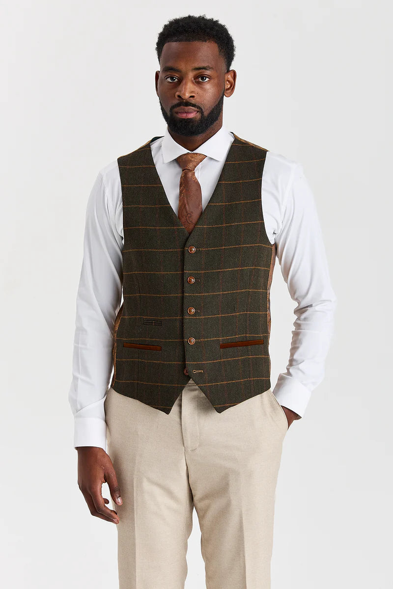 Traje Belmont color beige con chaleco de tweed verde Harris.