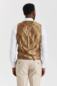 Traje Belmont color beige con chaleco de tweed verde Harris.