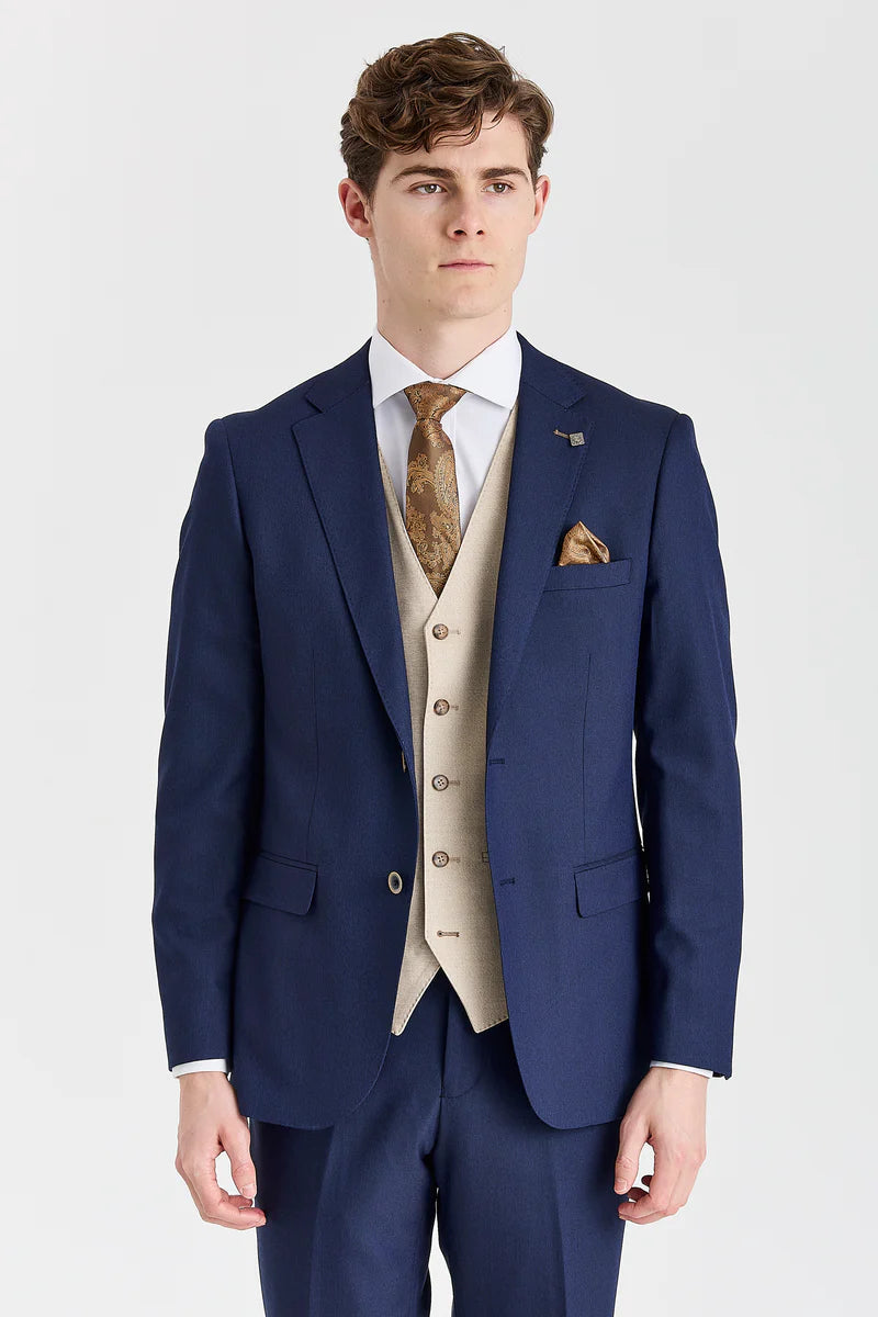 Traje azul marino Belmont con chaleco beige Belmont en contraste.