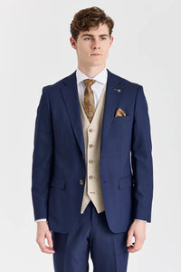 Traje azul marino Belmont con chaleco beige Belmont en contraste.