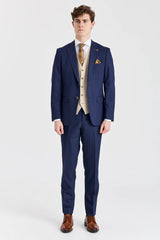 Traje azul marino Belmont con chaleco beige Belmont en contraste.