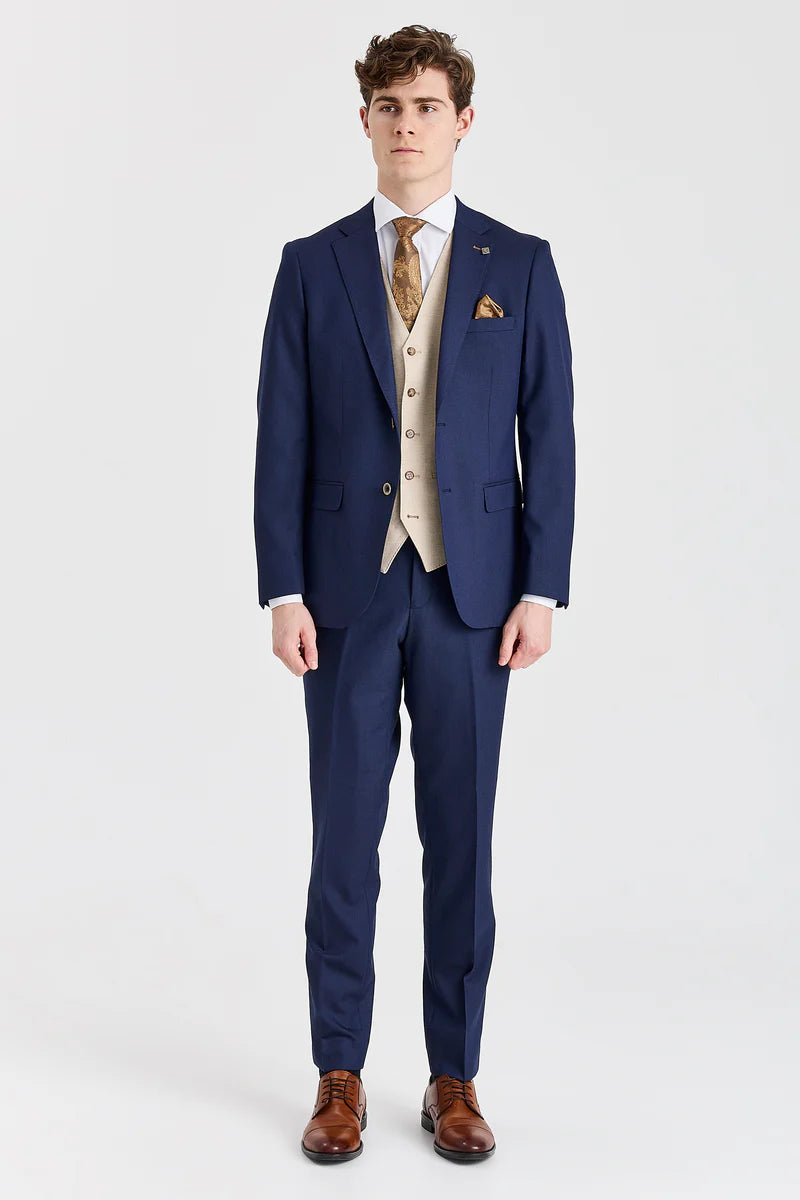Traje azul marino Belmont con chaleco beige Belmont en contraste.