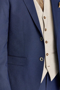 Traje azul marino Belmont con chaleco beige Belmont en contraste.