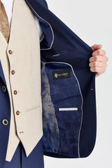 Traje azul marino Belmont con chaleco beige Belmont en contraste.