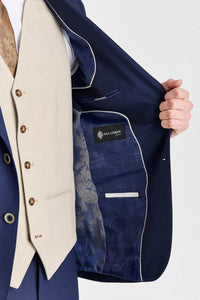 Traje azul marino Belmont con chaleco beige Belmont en contraste.