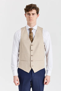 Traje azul marino Belmont con chaleco beige Belmont en contraste.