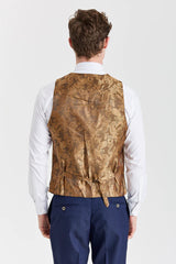 Traje azul marino Belmont con chaleco beige Belmont en contraste.