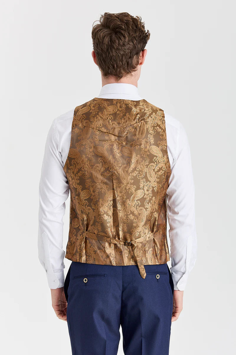 Traje azul marino Belmont con chaleco beige Belmont en contraste.