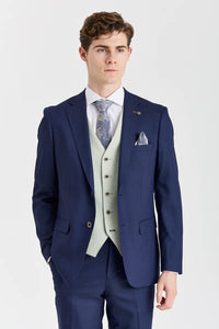 Traje azul marino Belmont con chaleco Belmont color verde salvia en contraste.