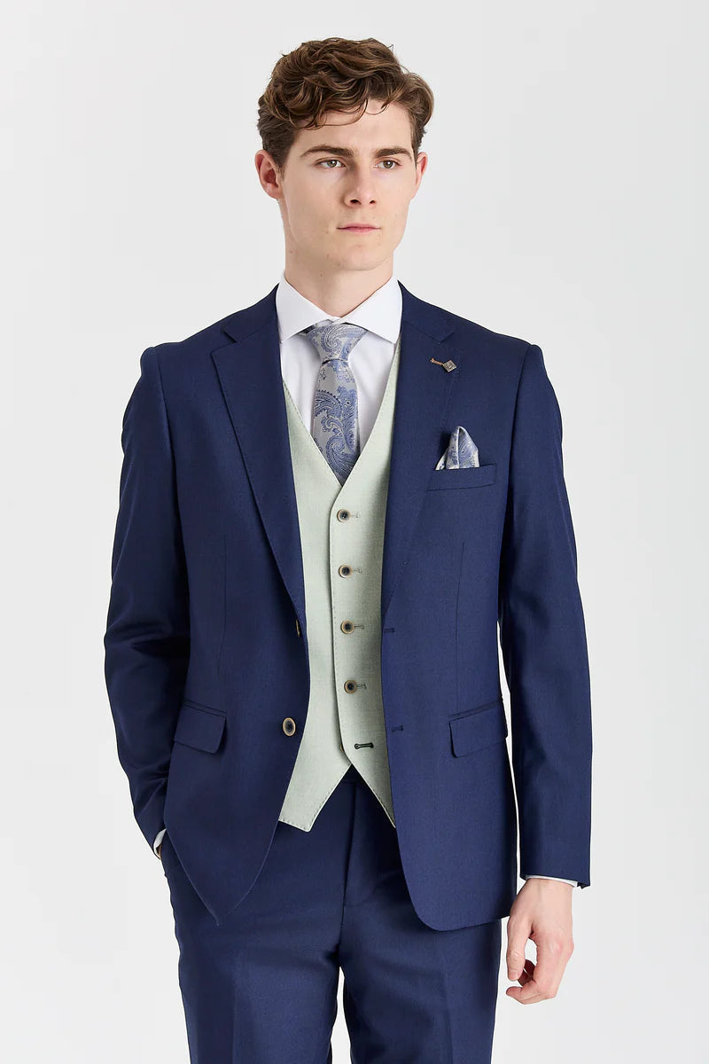 Traje azul marino Belmont con chaleco Belmont color verde salvia en contraste.