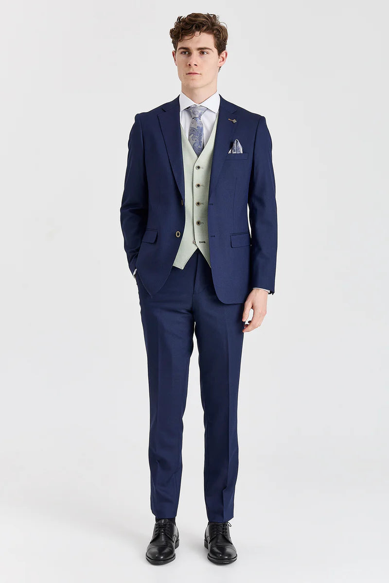Traje azul marino Belmont con chaleco Belmont color verde salvia en contraste.